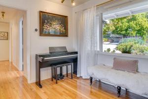 Photo de la galerie de l'établissement Work and Relax! Updated Walnut Creek Home with Office, à Walnut Creek