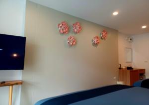 TV a/nebo společenská místnost v ubytování La La Lay Beach House