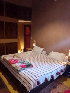 Postel nebo postele na pokoji v ubytování dar boumida