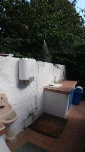サン・フェリーチェ・チルチェーオにあるCasa Sneliaのバスルーム(洗面台付)、壁にトイレが備わります。