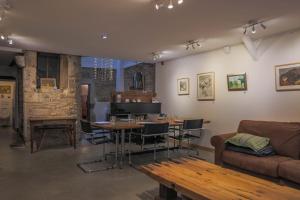 uma sala de estar com uma mesa e um sofá em Galerie Nakai Art B&B em Tournus
