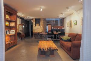 uma sala de estar com um sofá e uma mesa em Galerie Nakai Art B&B em Tournus mais 28 fotografias