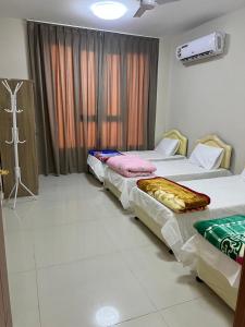 Ένα ή περισσότερα κρεβάτια σε δωμάτιο στο صلالة مرباط +4 φωτογραφίες