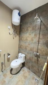 une salle de bain avec toilettes et douche dans l'établissement Marigold hotel and restaurant, à Sialkot 2 autres photos