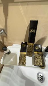 un ensemble de trois articles de toilette posés sur un lavabo dans l'établissement Marigold hotel and restaurant, à Sialkot