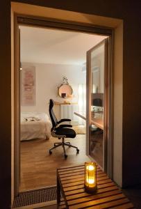 a room with a chair and a desk and a mirror at Face au Métro 14, Chambre avec balcon et vue sur jardin, 5 min Orly, 7 min Paris in Chevilly-Larue