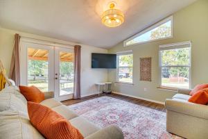 ein Wohnzimmer mit einer Couch und zwei Fenstern in der Unterkunft Boat Dock and Lake Access Family Escape in Afton! in Monkey Island