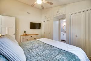 ein Schlafzimmer mit einem Bett und einem Flachbildfernseher in der Unterkunft Boat Dock and Lake Access Family Escape in Afton! in Monkey Island