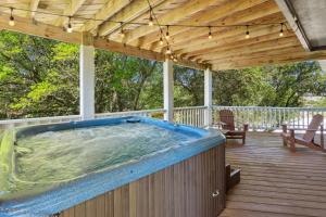 ein Whirlpool auf der Terrasse eines Hauses in der Unterkunft 1009 - Land's End in Corolla