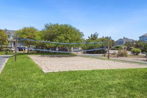 ein Beachvolleyballnetz mitten in einem Park in der Unterkunft 1009 - Land's End in Corolla + 64 Fotos