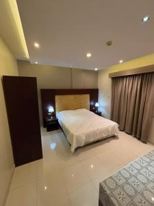Ένα ή περισσότερα κρεβάτια σε δωμάτιο στο Apartment in Dammam Al Jawhara Self-Check-in - Special Location