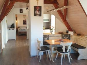 une cuisine et une salle à manger avec une table et des chaises dans l'établissement Ferienwohnung Kappelblick, à Kappelrodeck