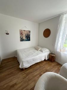 a bedroom with two beds in a room at La Casita in Maisoncelles-du-Maine