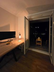 Una televisión o centro de entretenimiento en Room Opposite Metro Line 14 - Balcony & Garden View - 5 min Orly 7 min Paris 12 fotos más