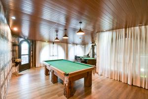 a pool table in the middle of a room at Hotel Tirol in Treze Tílias
