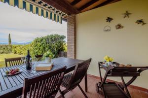 une table et des chaises sur une terrasse avec vue dans l'établissement Residence Cernaia - Private Cottage, à Castiglione della Pescaia