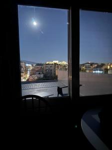 Zimmer mit einem Fenster und Stadtblick in der Unterkunft Krezias Apartments K1 Acropolis View! in Athen + 2 Fotos