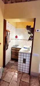 eine kleine Küche mit Spüle und Herd in der Unterkunft La Stella e u' Marnèr Casa Vacanze Vacation Rental in Giovinazzo + 31 Fotos