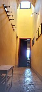 ein Flur mit einem Tisch und einer Treppe in einem Gebäude in der Unterkunft La Stella e u' Marnèr Casa Vacanze Vacation Rental in Giovinazzo