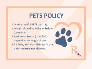 un ticket pour une politique concernant les animaux domestiques avec une empreinte de patte dans l'établissement Roami at 250 Collins, à Miami Beach