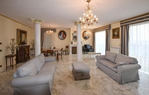 ein Wohnzimmer mit Sofas und einem Kronleuchter in der Unterkunft Villa Sophia by Nicola Real Estate in Corsanico-Bargecchia