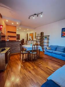 Una cocina y una sala de estar con mesa y sillas. en MYHOUSE INN RACCONIGI - Affitti Brevi Italia, en Turín