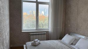 Giường trong phòng chung tại Mayden Tower apartment