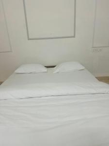 Una cama o camas en una habitación de AZURE stay happy