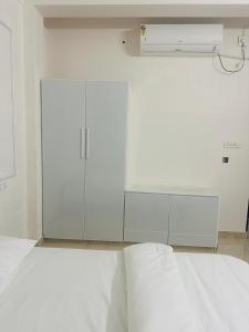 Ένα ή περισσότερα κρεβάτια σε δωμάτιο στο AZURE stay happy