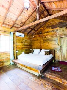Un dormitorio con una cama en una cabaña de madera. en Tree Nest Sigiriya, en Kibissa
