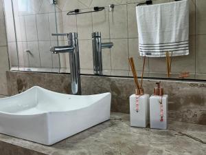 Ένα μπάνιο στο Sobrado Triplex Premium Próximo Aeroporto São José dos Pinhais Curitiba +38 φωτογραφίες