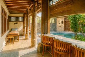 - une piscine dans une maison avec terrasse couverte dans l'établissement Villa Honey, à Montongbuwoh