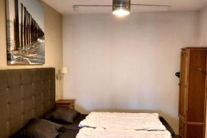 une chambre avec un lit et un tableau au mur dans l'établissement Hello Zeeland - Wijngaardstraat 29, à Domburg