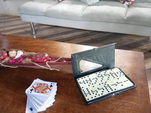 a computer keyboard on a coffee table in a living room at su cabaña Río Celeste in Rio Celeste