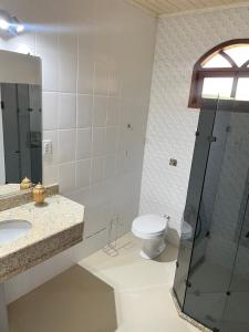 une salle de bain avec toilettes, lavabo et douche dans l'établissement Casa em Pedra Azul, à Pedra Azul 8 autres photos