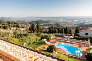 Blick vom Balkon einer Villa mit Swimmingpool in der Unterkunft Villa Sophia by Nicola Real Estate in Corsanico-Bargecchia