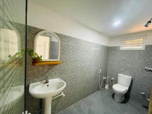 ein Badezimmer mit Waschbecken und Toilette in der Unterkunft Berg house Hostel in Mirissa