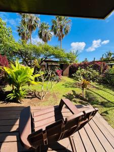 un banc en bois installé au-dessus d'une terrasse en bois dans l'établissement Marae - Cabañas Premium, à Hanga Roa