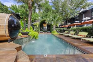 an infinity pool at a hotel with chairs and trees at Stylish 1br Getaway In Historic Dallas in Dallas