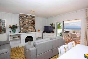 ein Wohnzimmer mit Sofa und Kamin in der Unterkunft Villa Maria de Bonaire in Alcanada