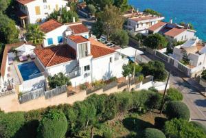 eine Luftaufnahme eines Hauses mit Blick auf das Meer in der Unterkunft Villa Maria de Bonaire in Alcanada