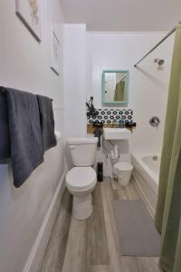 Ένα μπάνιο στο Private Balcony View Riverside Walk Prime Downtown