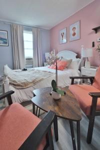 Ένα ή περισσότερα κρεβάτια σε δωμάτιο στο Private Balcony View Riverside Walk Prime Downtown +3 φωτογραφίες