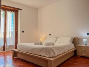 Un dormitorio con una cama grande con dos almohadas encima. en MYHOUSE INN RACCONIGI - Affitti Brevi Italia, en Turín