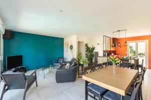 Μια τηλεόραση ή/και κέντρο ψυχαγωγίας στο Maison Tulipe 3Ch