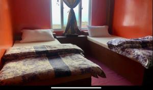 Una cama o camas en una habitación de Lama Hotel - HIMALAYAN BURGER