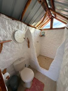 ein kleines Badezimmer mit Toilette in einem Haus in der Unterkunft Wila House Rural in Gigante + 24 Fotos