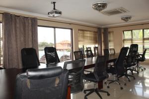 ein Konferenzraum mit einem langen Tisch und Stühlen in der Unterkunft Setumishi Royal Lodges in Ellisras