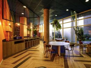 ein Restaurant mit Tischen und Stühlen in einem Raum in der Unterkunft ibis budget Tambore in Barueri