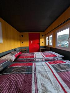 Ένα ή περισσότερα κρεβάτια σε δωμάτιο στο Oldtimer Camp Main Spessart +53 φωτογραφίες